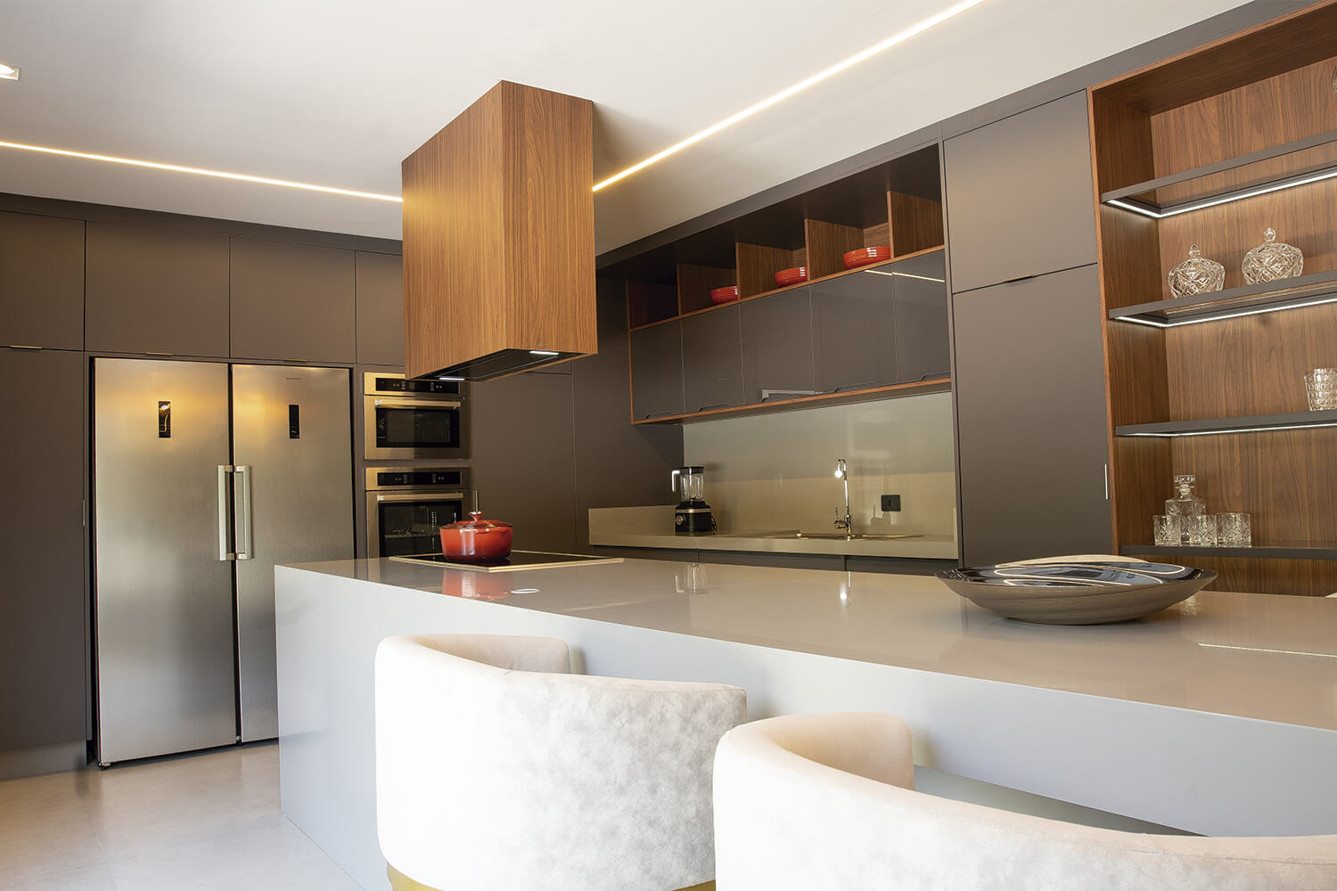 Cozinha planejada com detalhes em madeira