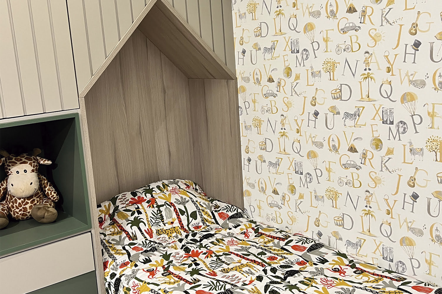 Quarto infantil com cama planejada