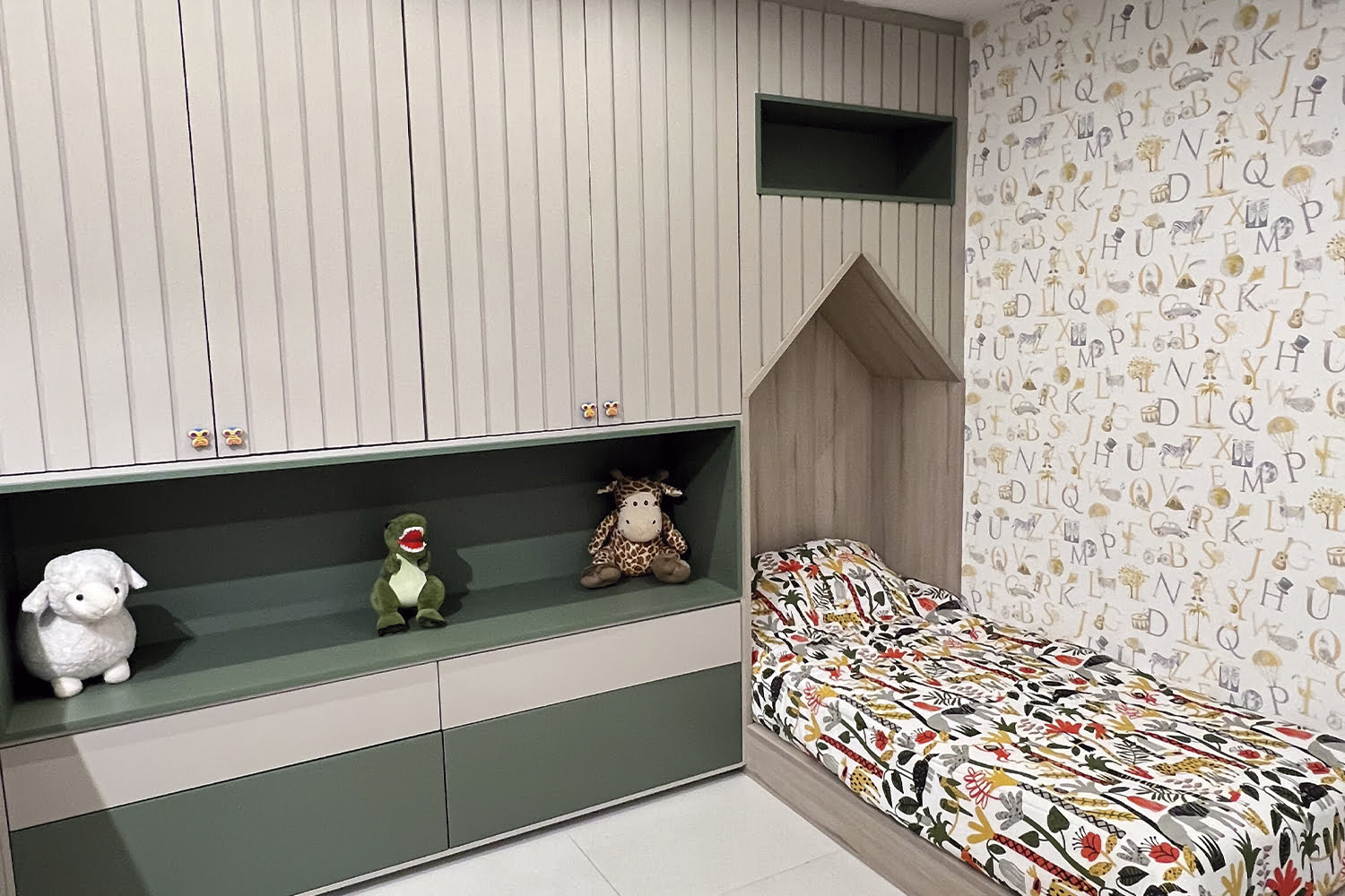 Quarto infantil com mesa de estudo