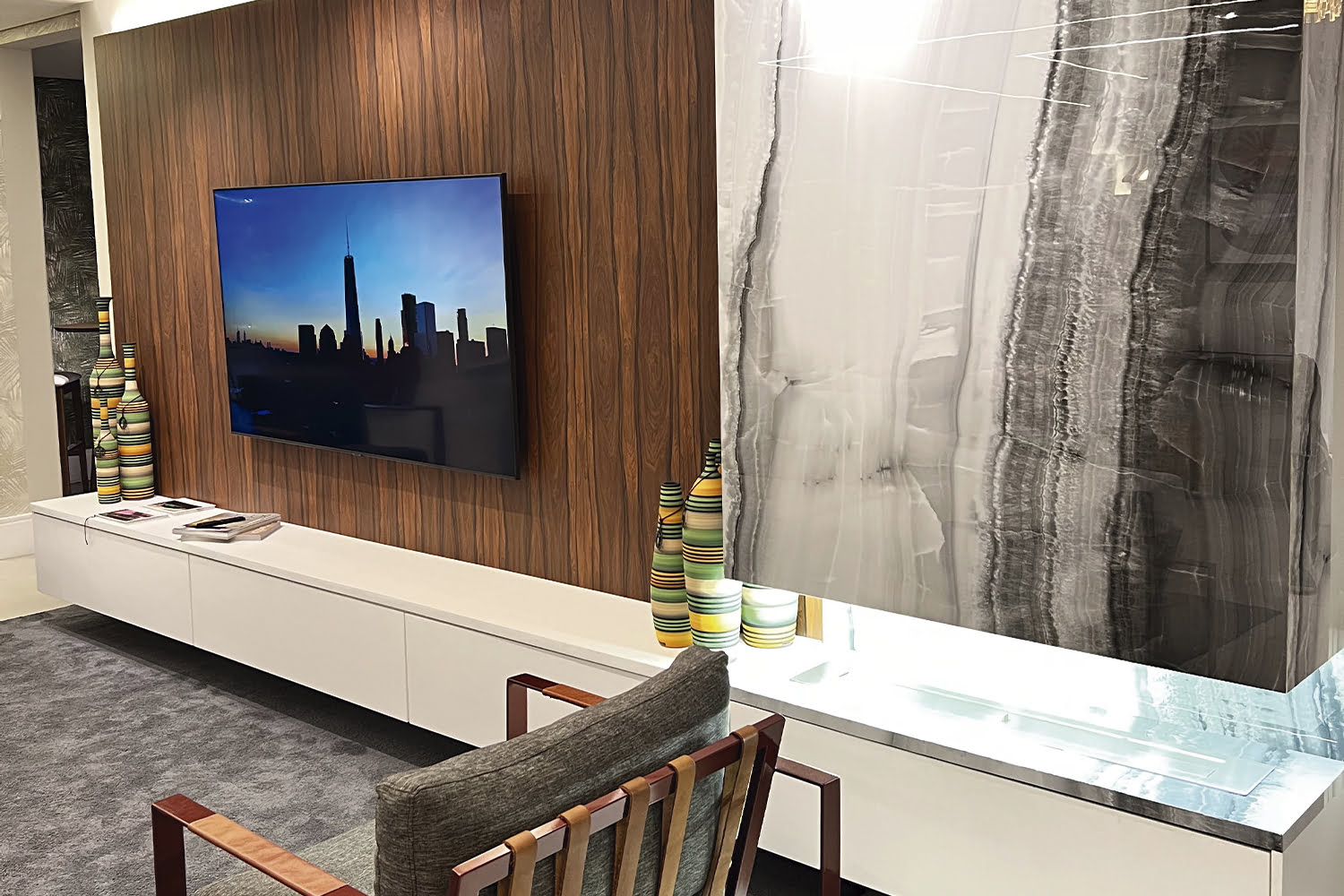 Home theater com painel em madeira