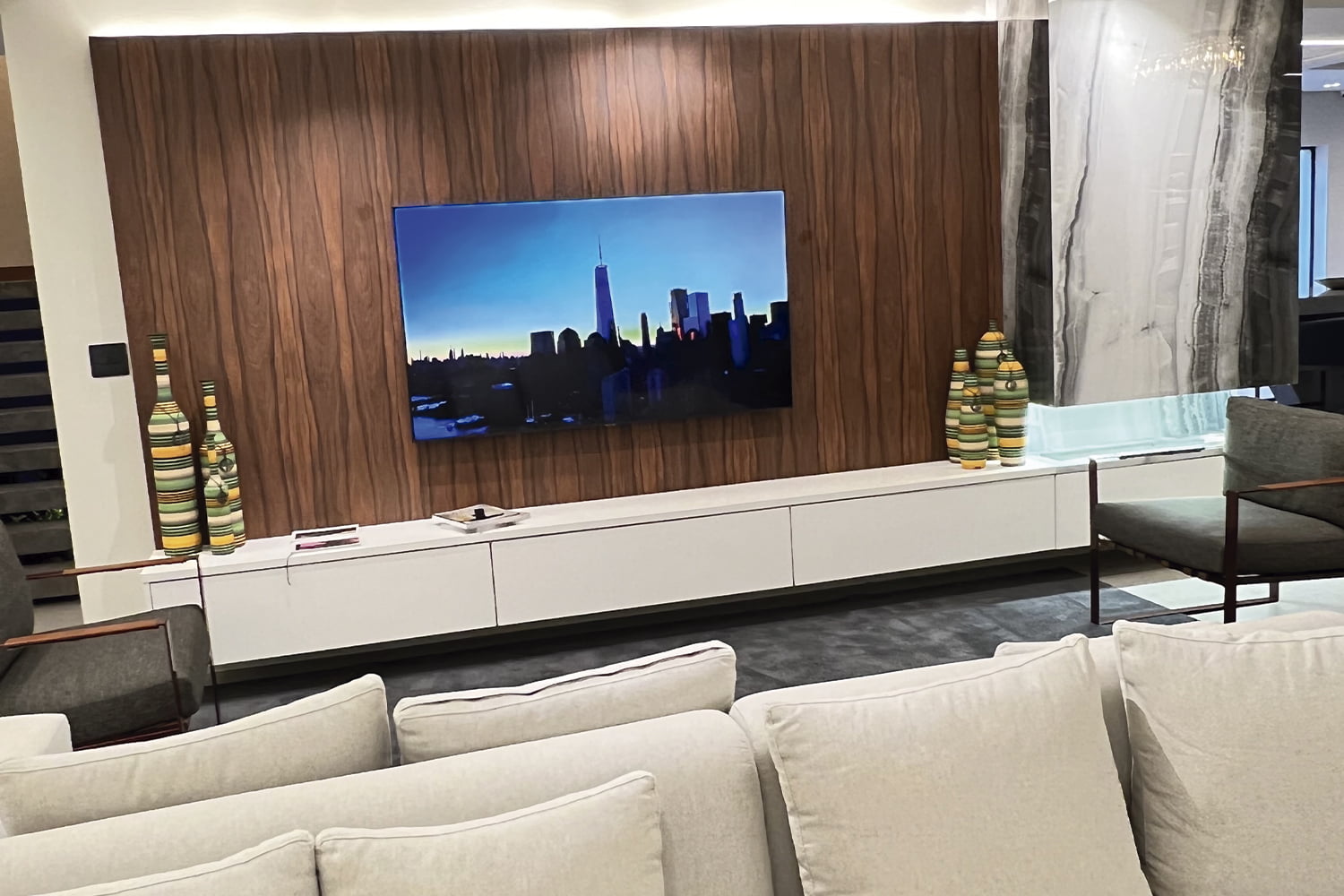 Home theater com rack embutido
