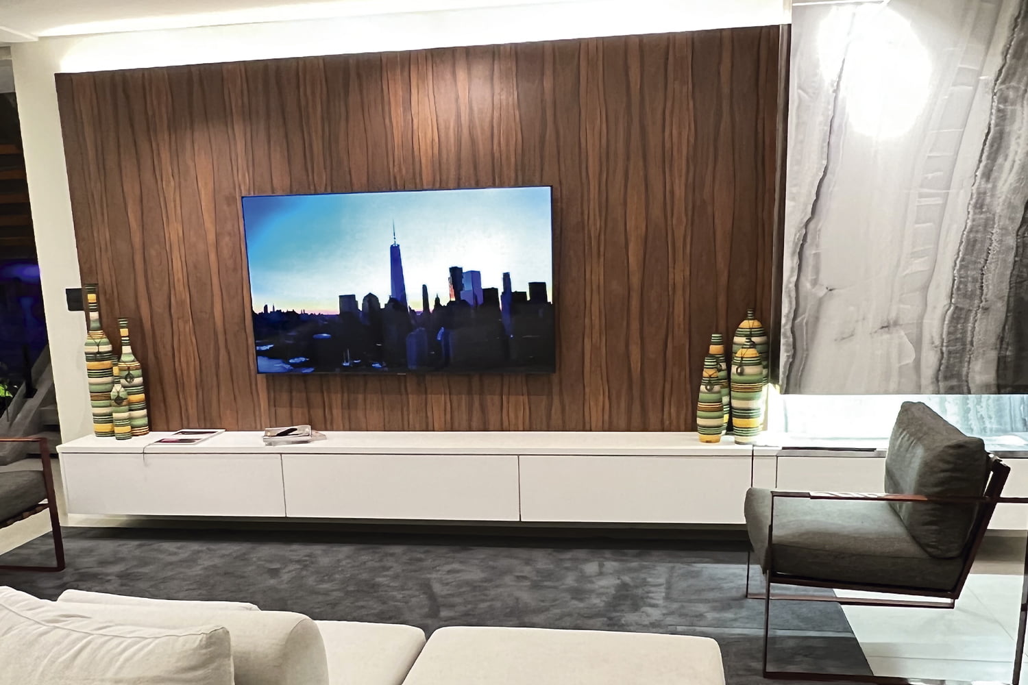 Home theater com estante planejada